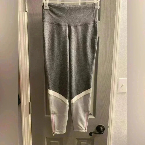 Old Navy gray leggings in gray & a pink zipper at bottom of legs. Size medium - Picture 1 of 6